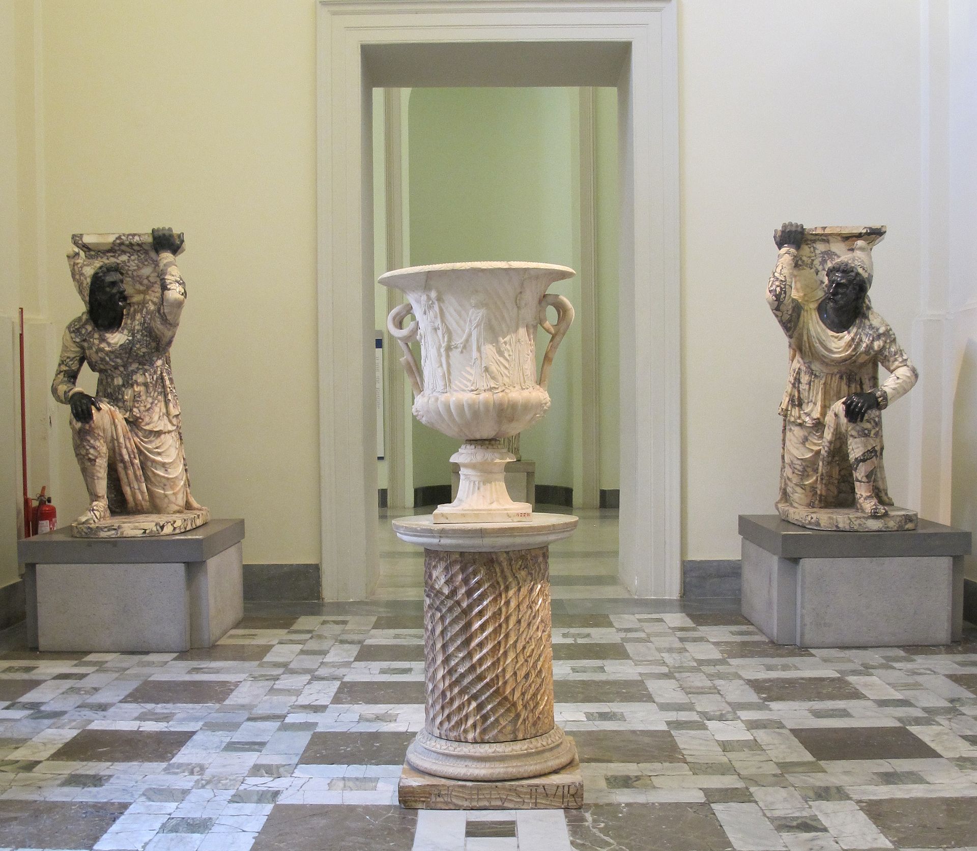 Napoli,_museo_archeologico_-_Persiani_ingonocchiati_(cropped)